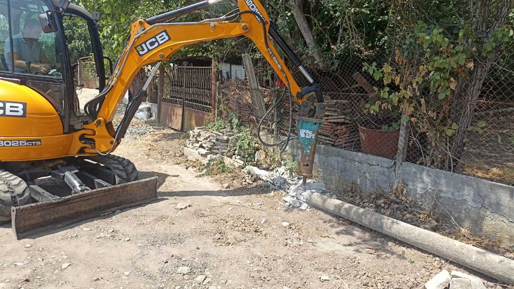 Услуги с багер и самосвал- Бургас