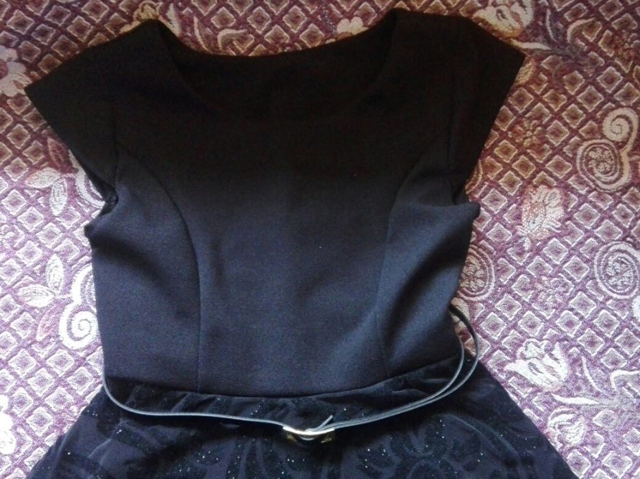 Rochită fetițe varsta 7 ani ,purtata o data, de culoare neagra