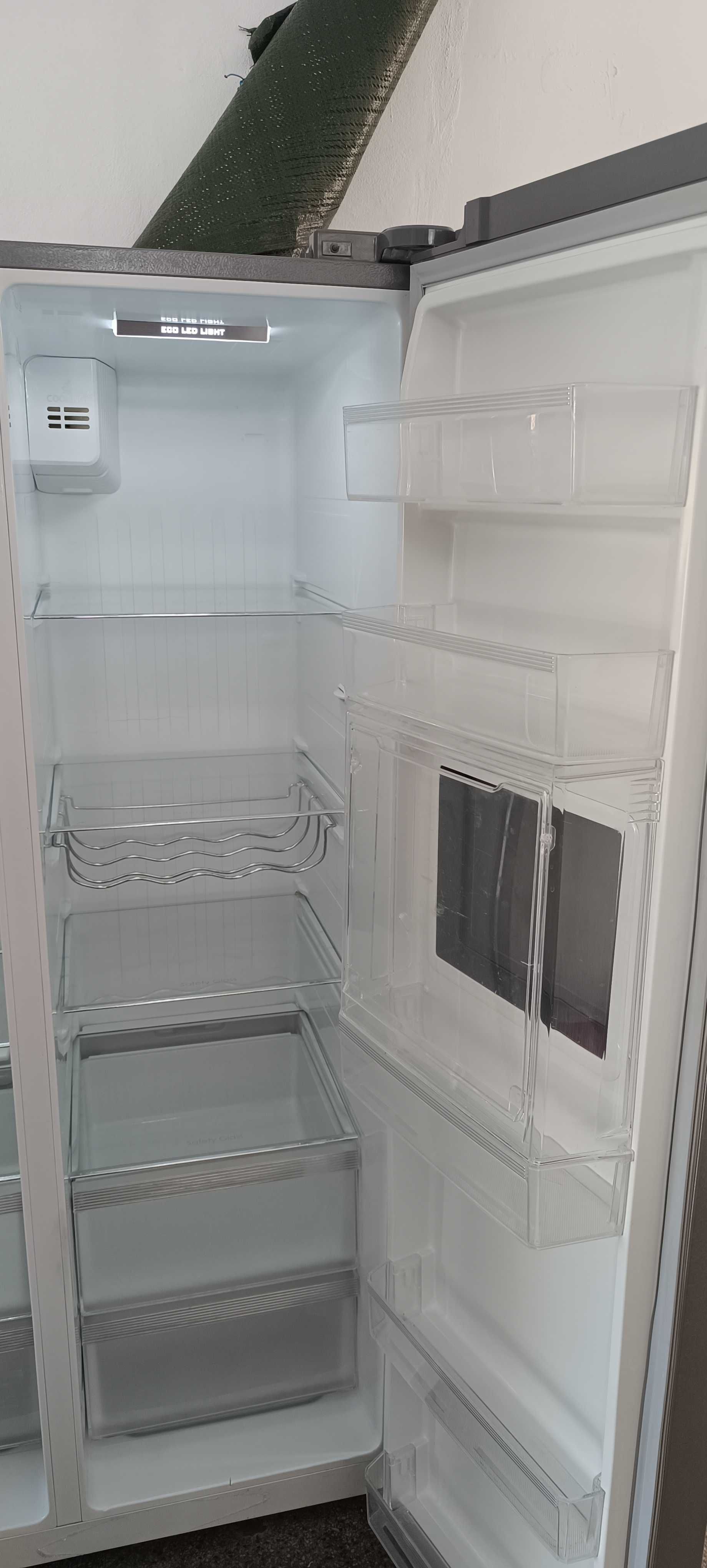Продавам Хладилник с две врати