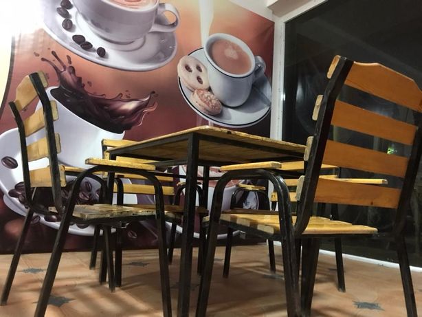 Стол - стулья для кафе или дома