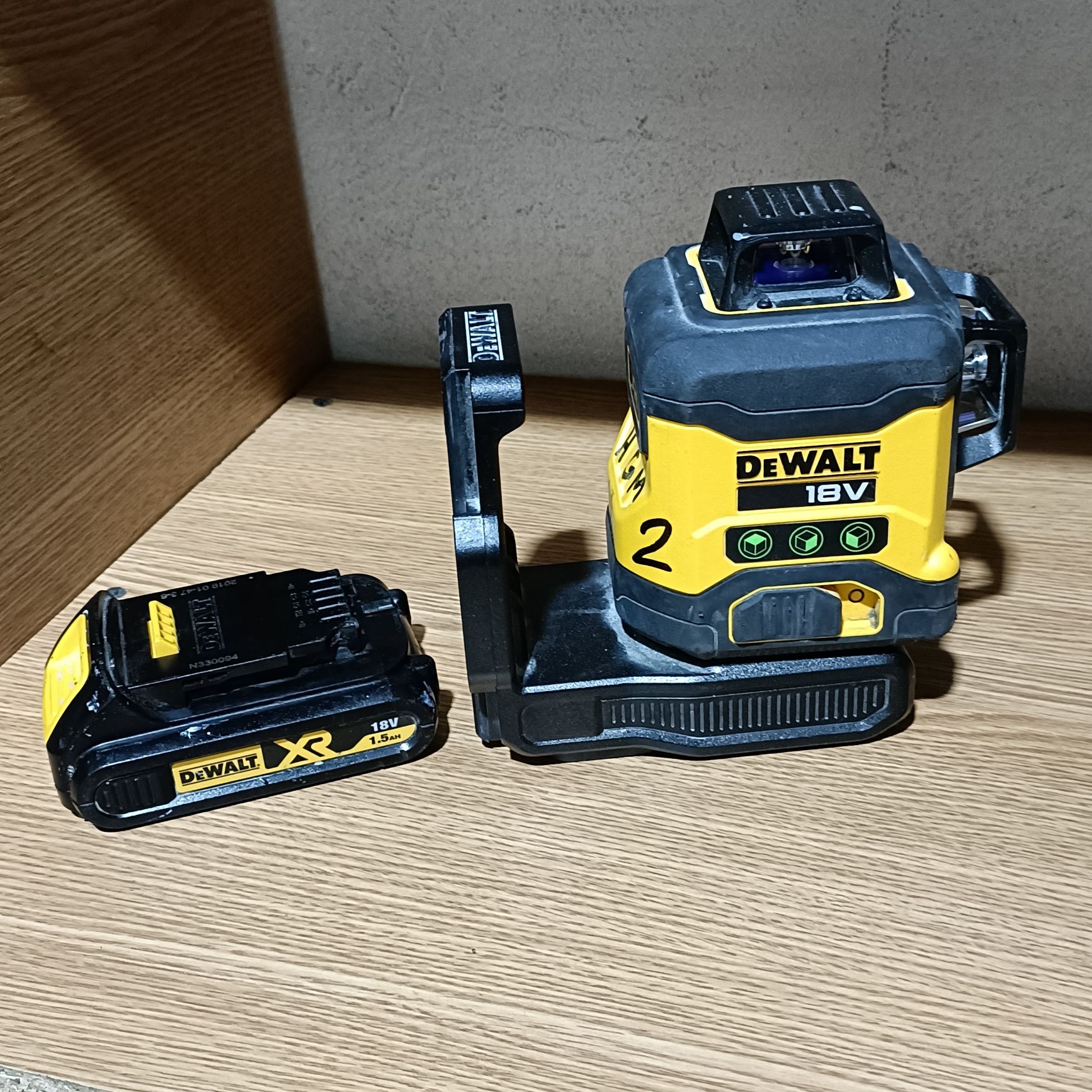 Laser profesional dewalt pe 18V cu 3 raze360°