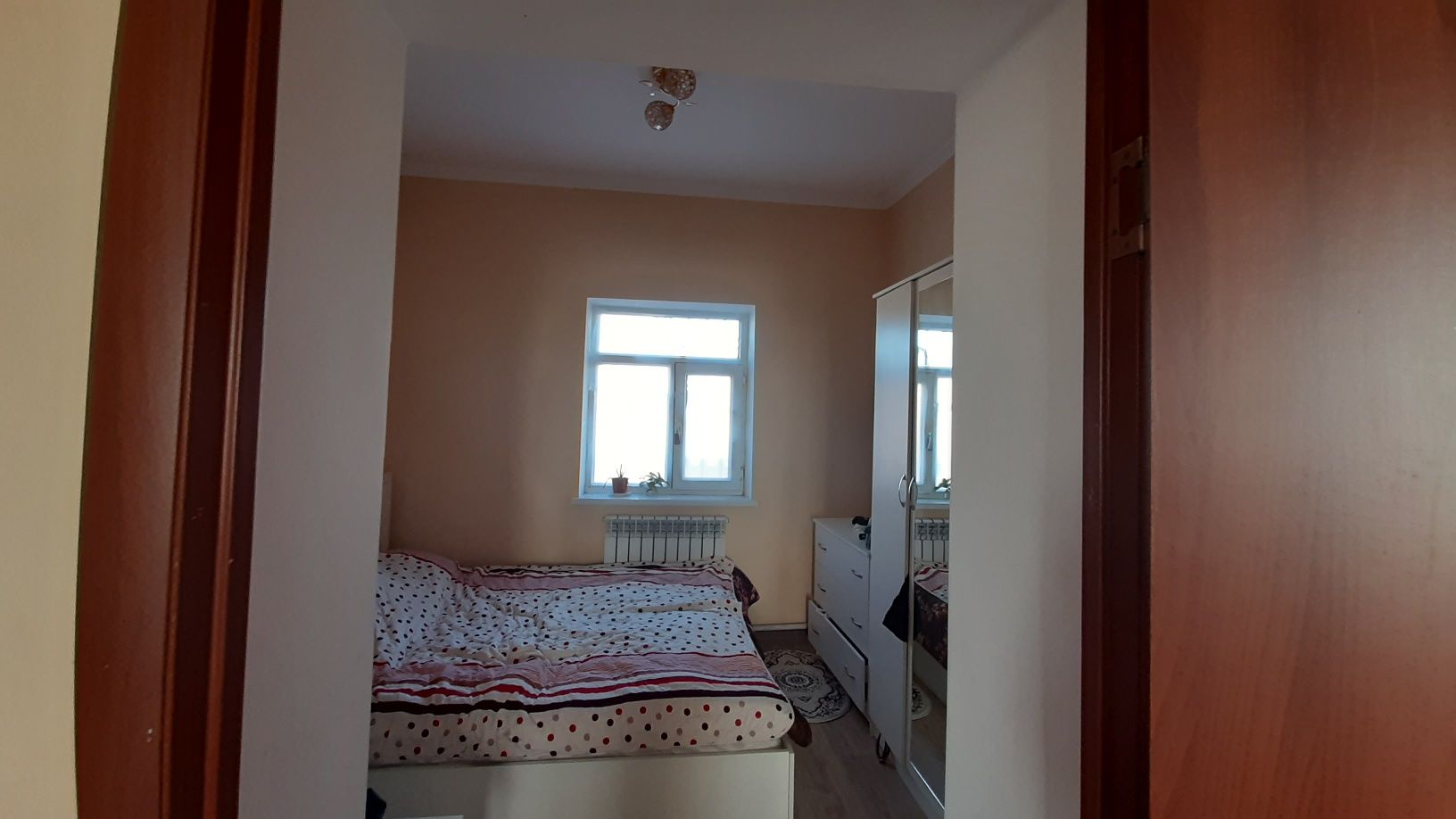 Қоршалған,  5 бөлмелі үй, есік алды стяжка, сарай бар,
