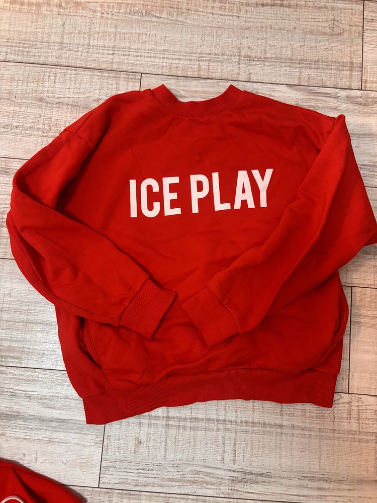 Червен анцуг с тениска на ,,Ice Play”