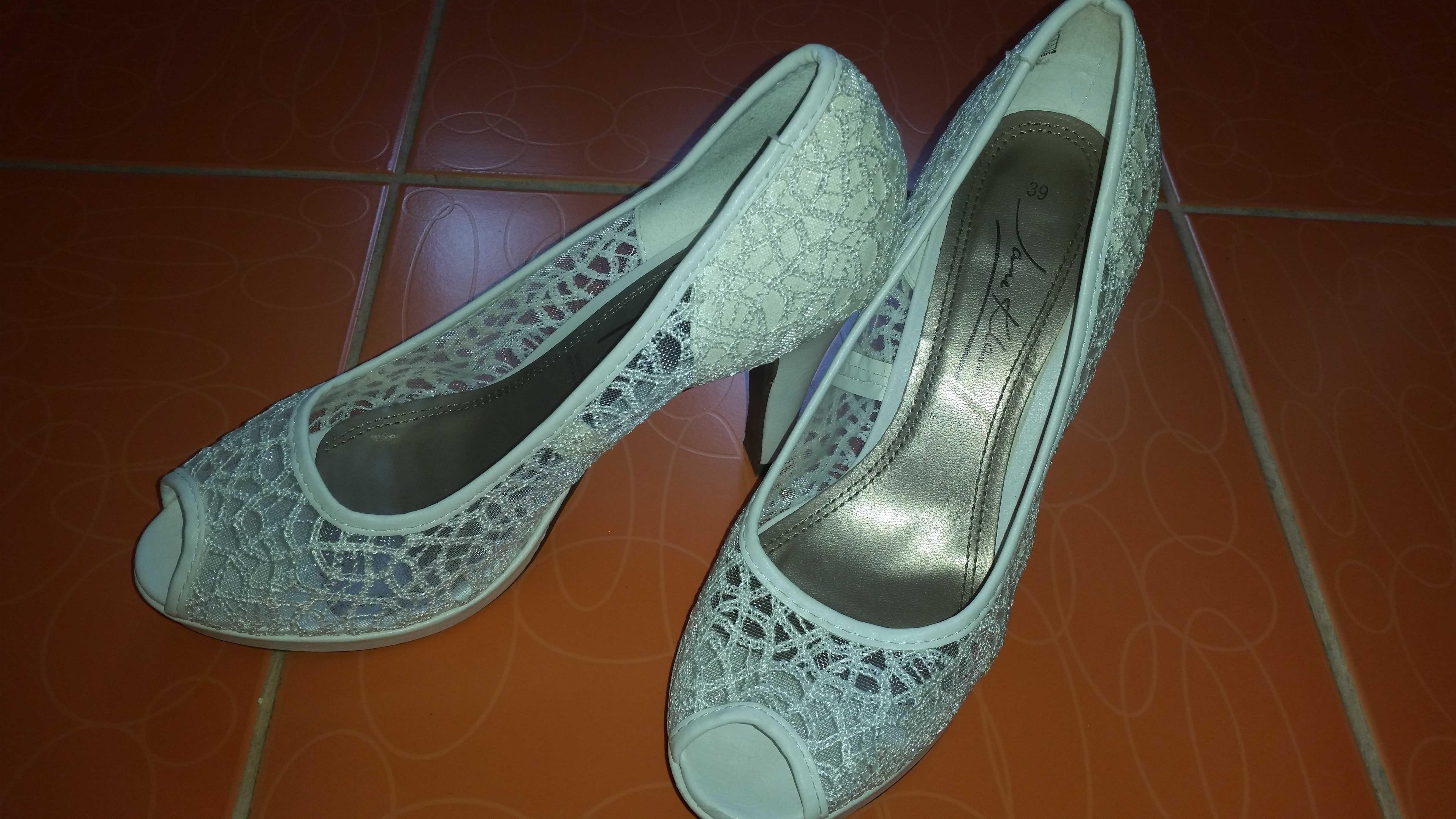 Vand pantofi dama marimea 39 , albi , noi - 30 lei