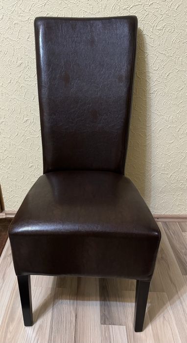 Scaun maro închis