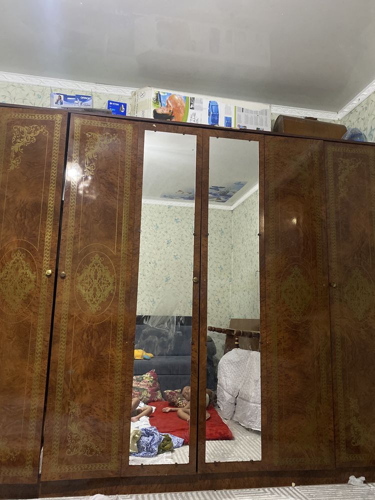 Шкаф 6 есікті. Қоңыр түсті жағдайы жаксы.