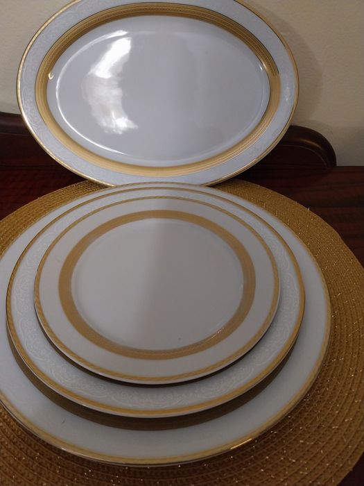 Порцеланов сервиз за хранене