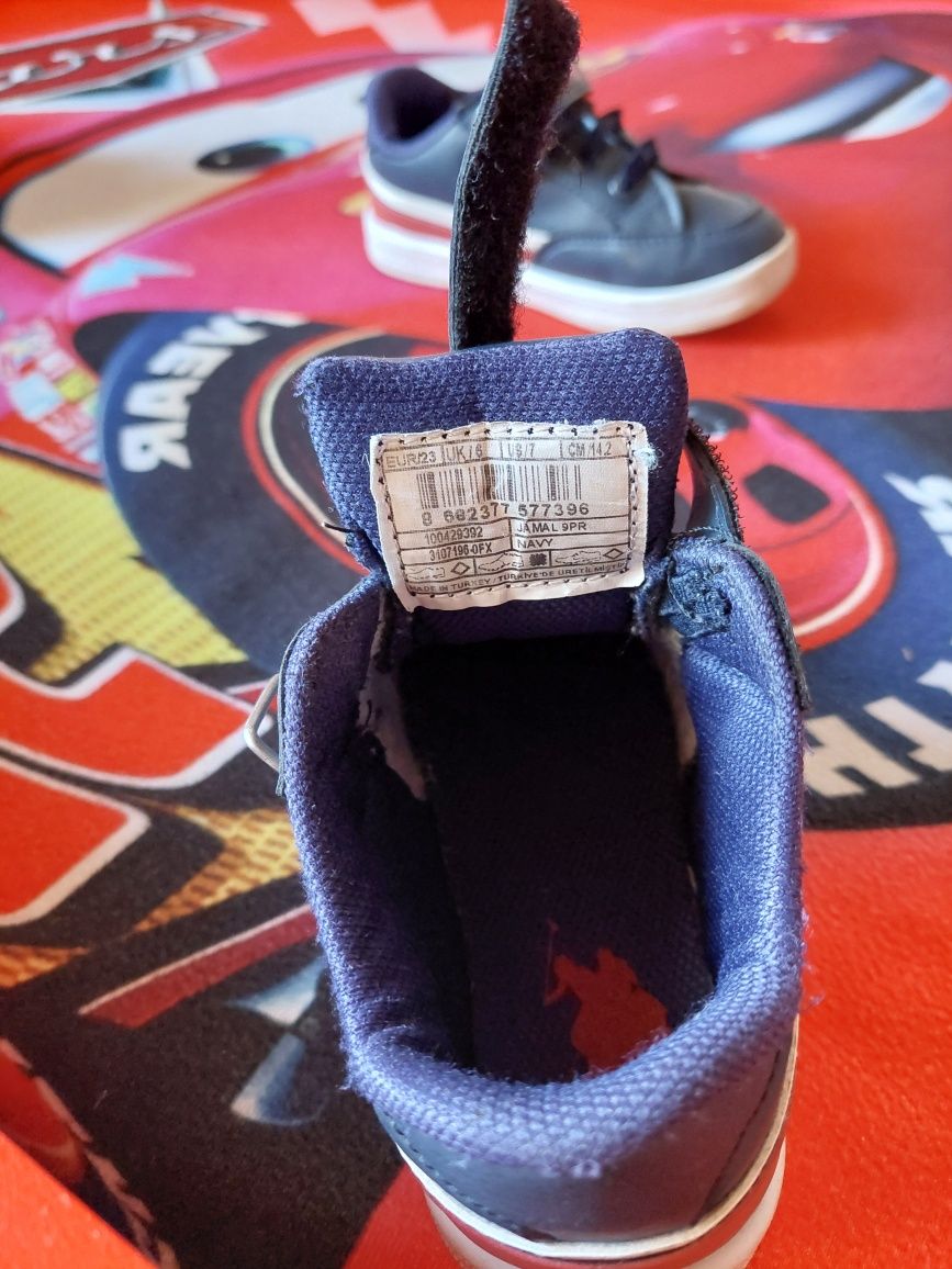 Маратонки на levis