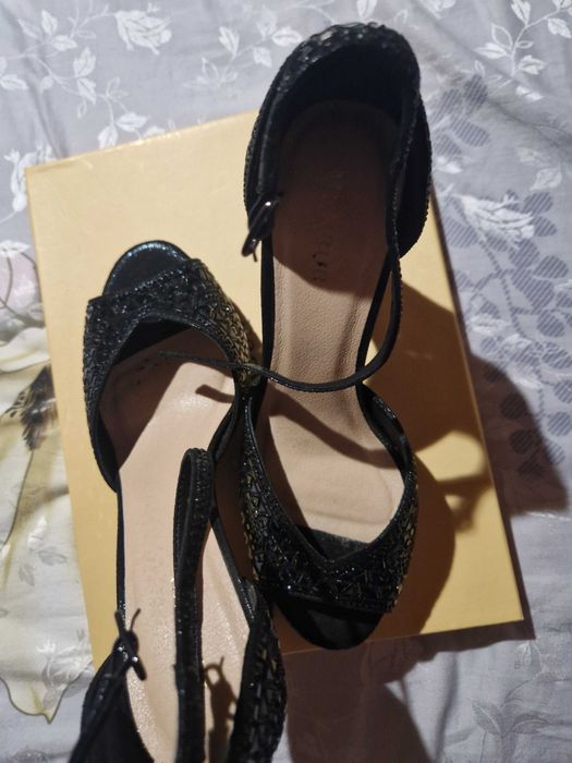 Sandale elegante purtate  ca nasa