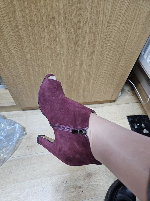 Vand botine de piele intoarsa