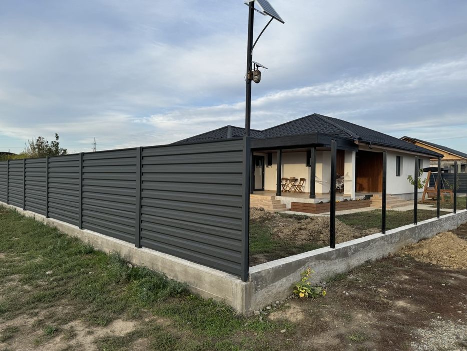 Garduri și porți metalice fabricate din profile metalice, cu o gamă la