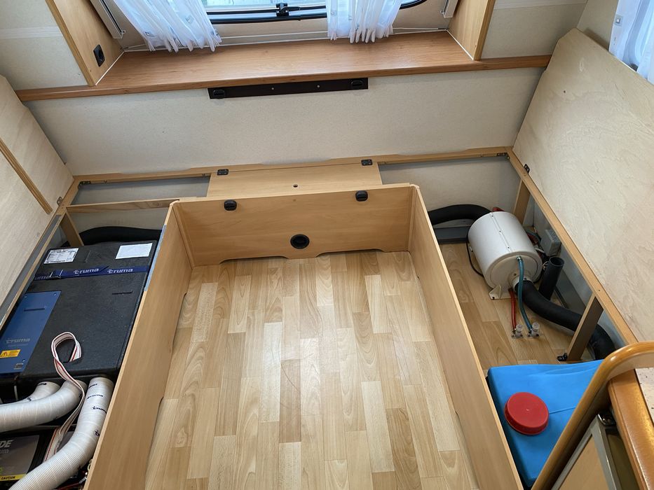 Vand rulota Hobby 400 BK( AC, mover, cort)