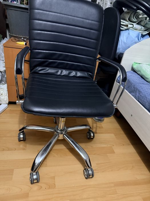 Офисное кресло сетка б/у 2 шт. И стулья кожа 3 шт