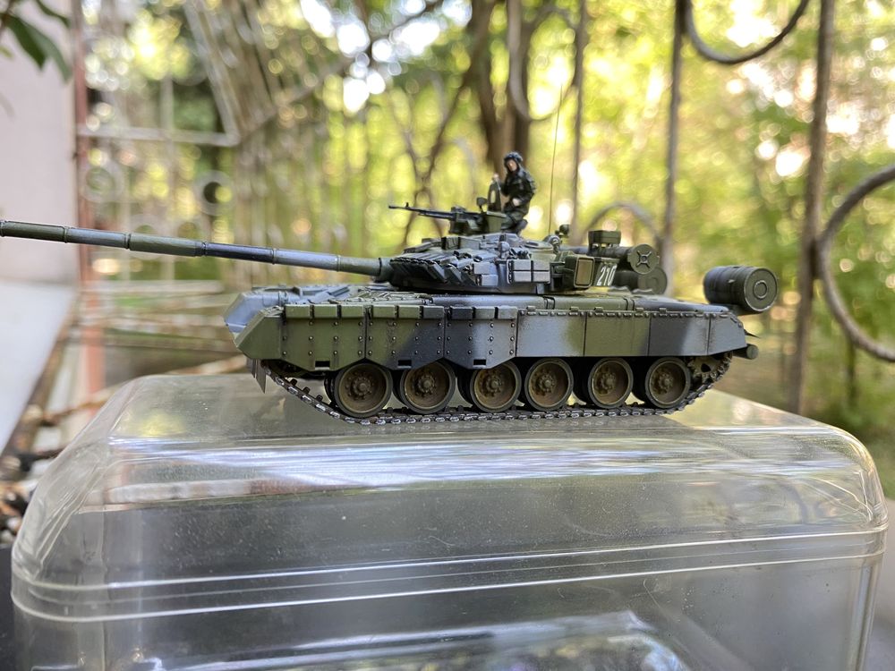 Machete tancuri rusesti T-80BV , T-80U, cu figurine , scala 1/72