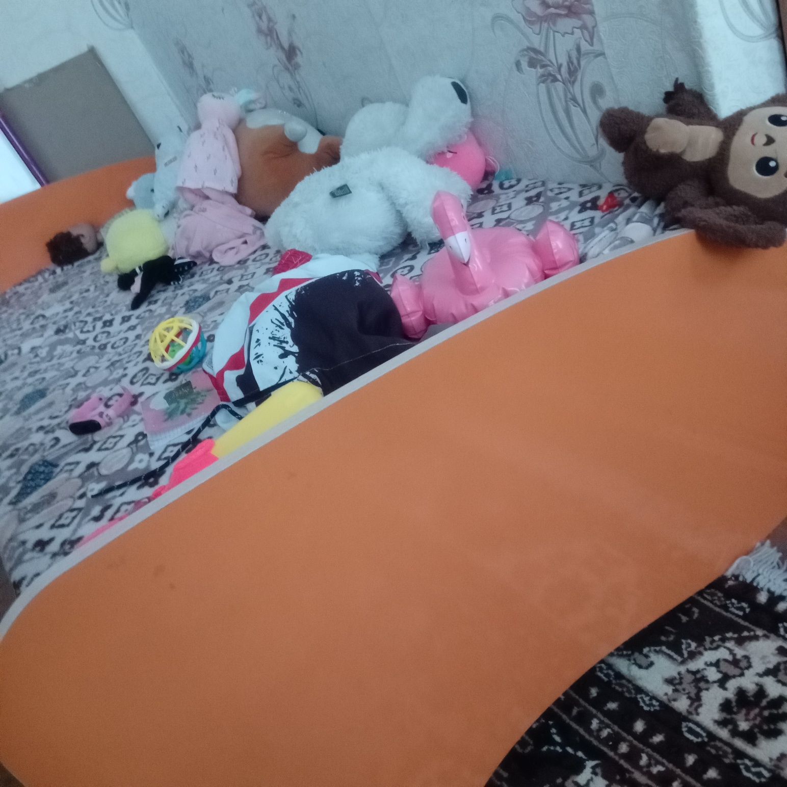 Шкаф со столом и кровать