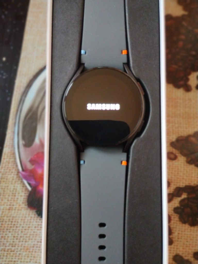 Продавам електронен часовник samsung