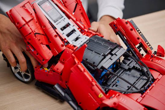 NOU 1/1 Lego masina Ferrari Daytona SP3 42143