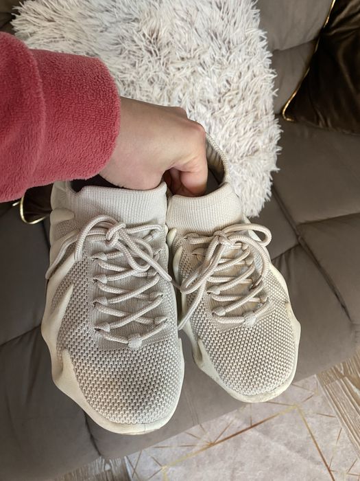 Adidasi sport sau sala