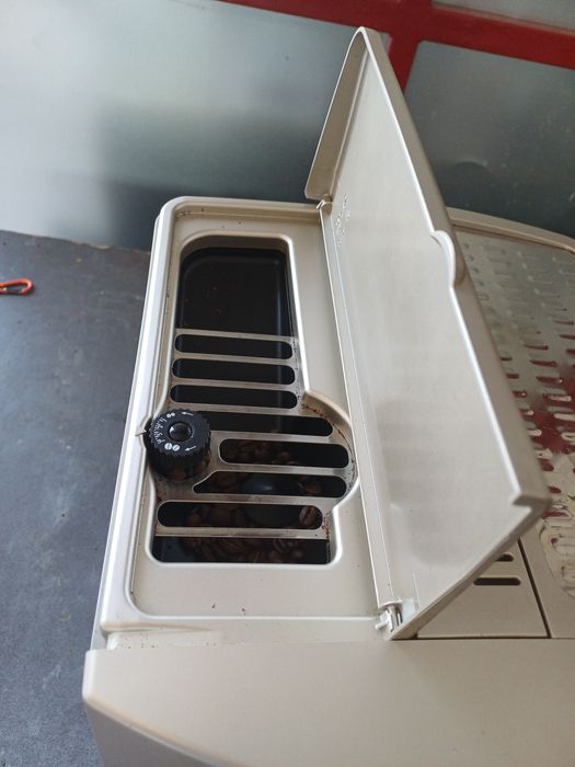 2 aparate de cafea Delonghi Magnifica Cappuccino