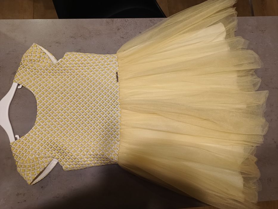 Кокетни празнични роклички момиче  7-8 години.