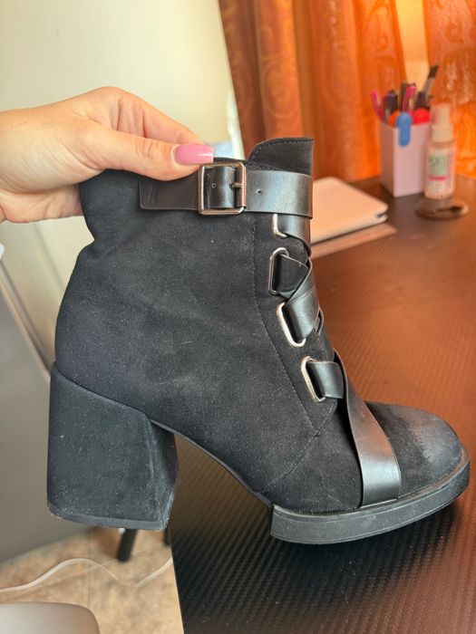 Велурени боти на ток