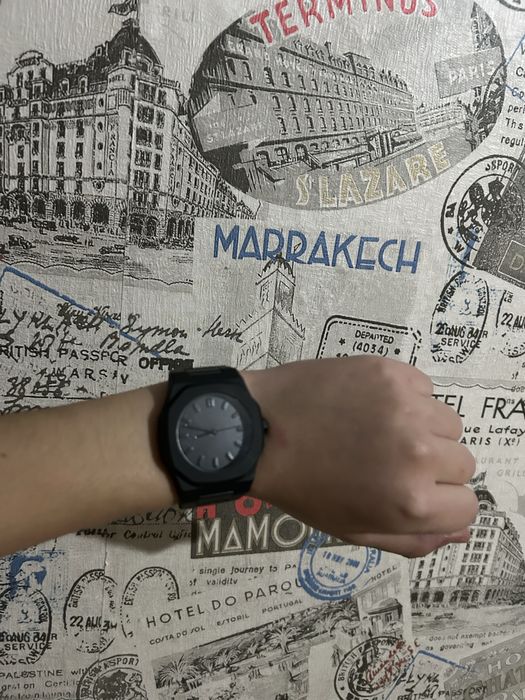 Продам часы черные