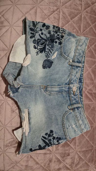 Дамски дънкови къси панталони с бродерия