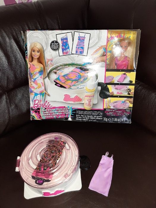 Set Barbie atelier de pictat rochiile.