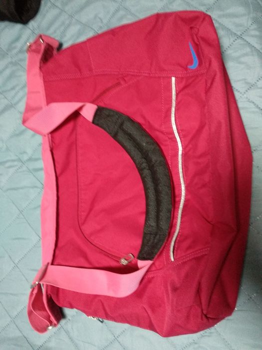 Vând geanta de dama pt sala Nike