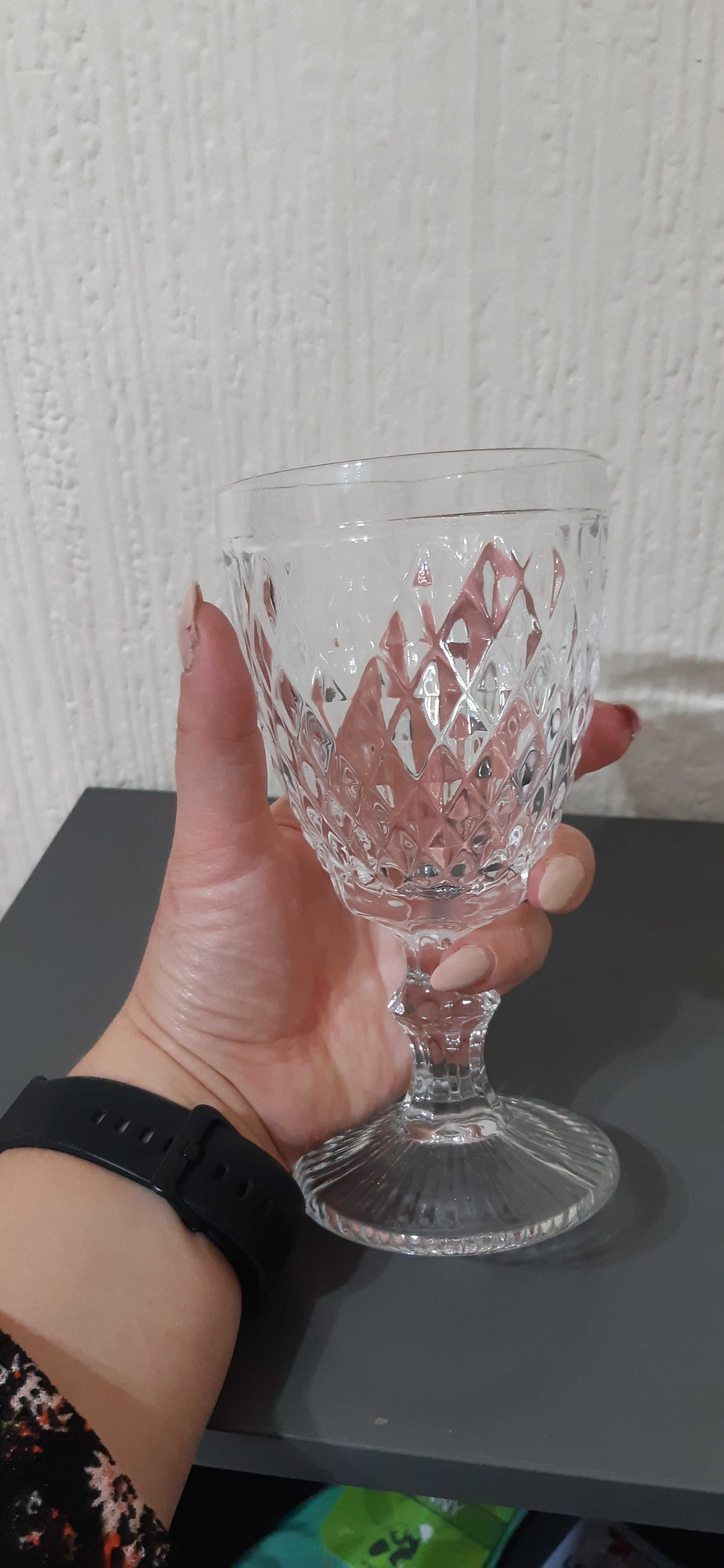 Чаша за вино вода