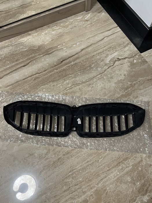 Grila negru lucios cu decupaj camera originala bmw seria 3 g20
