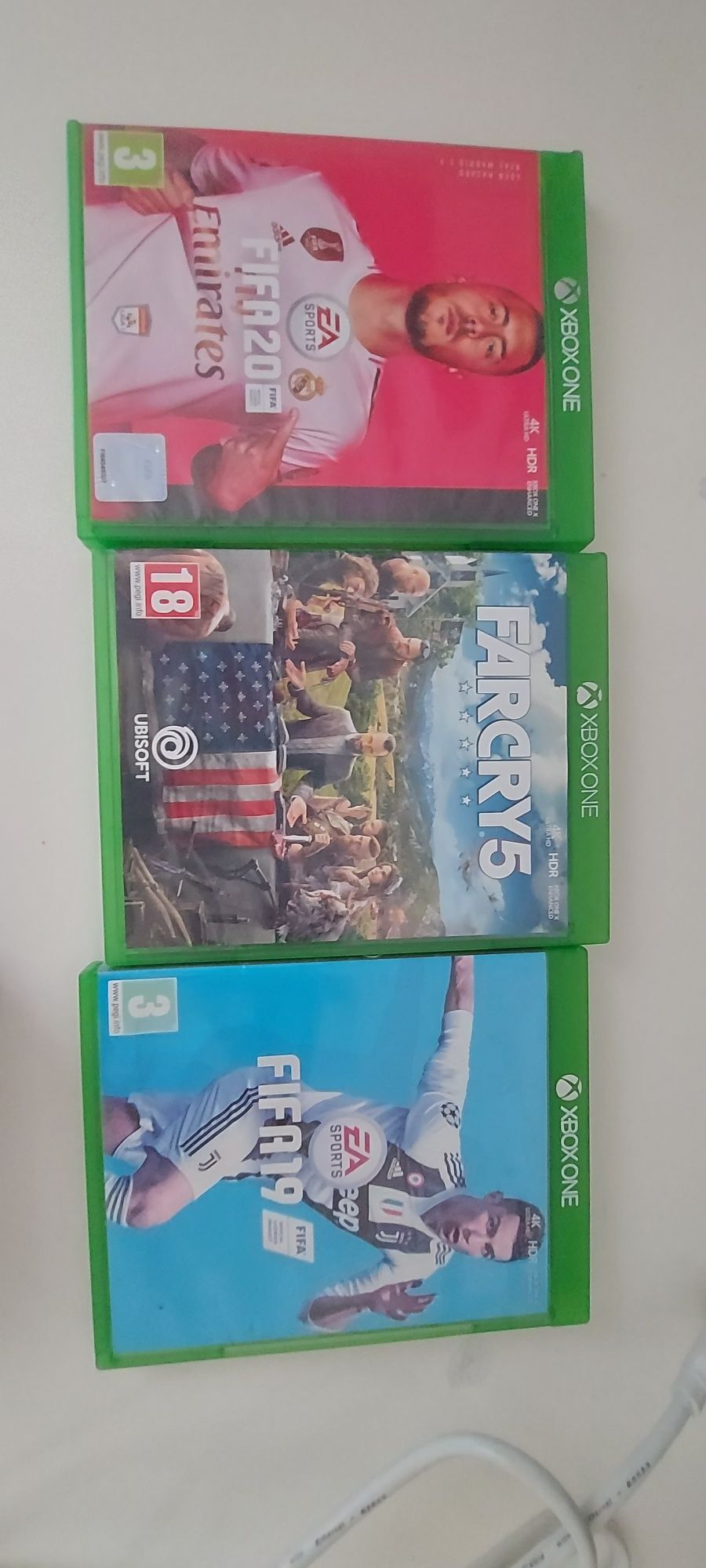Vând xbox one cu 2 manete