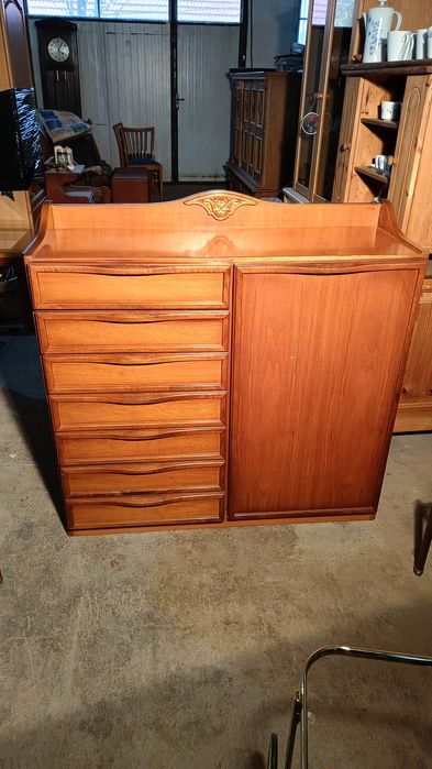 Дървен скрин.    .