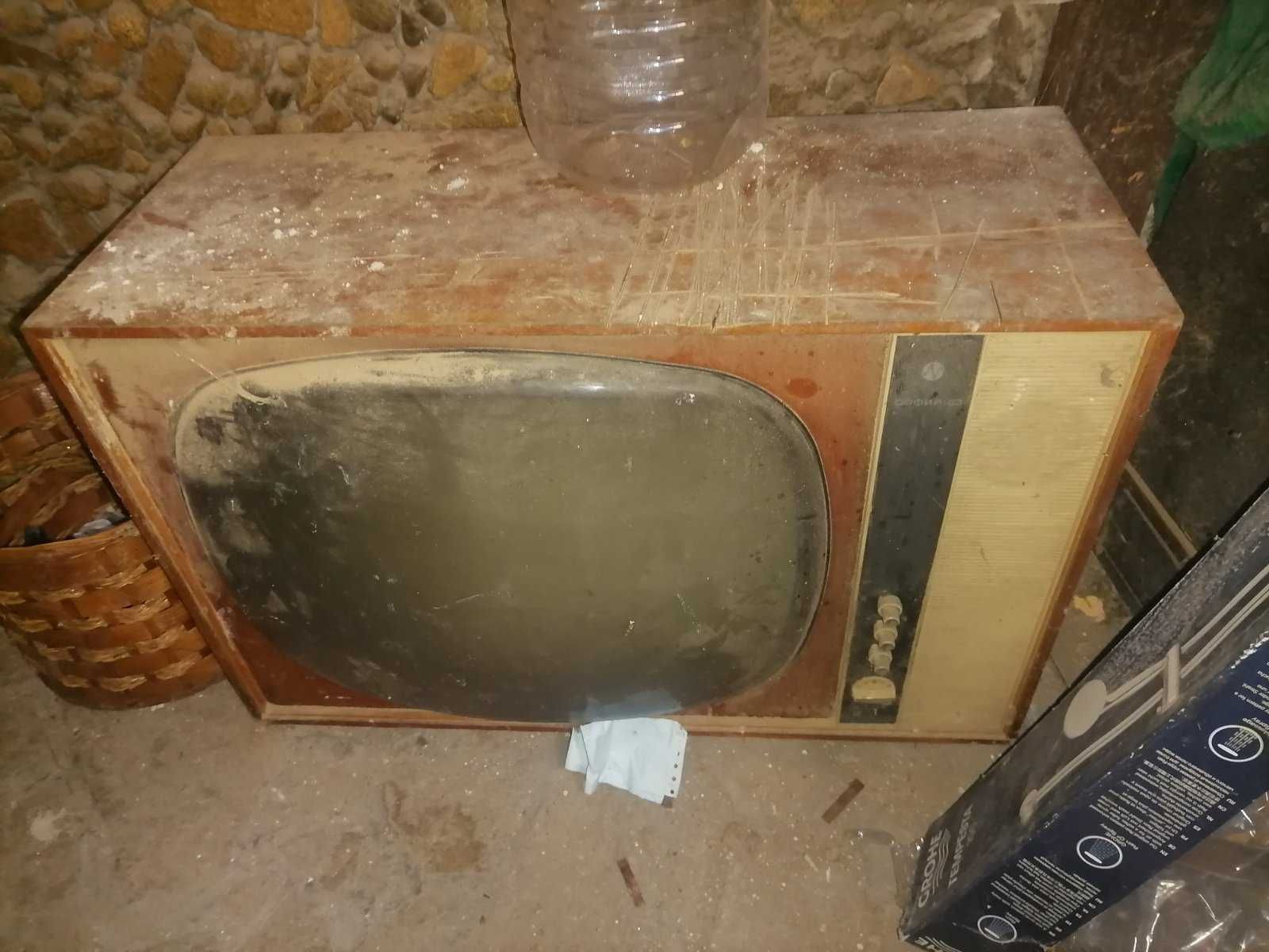 Стар, дървен телевизор СОФИЯ 63