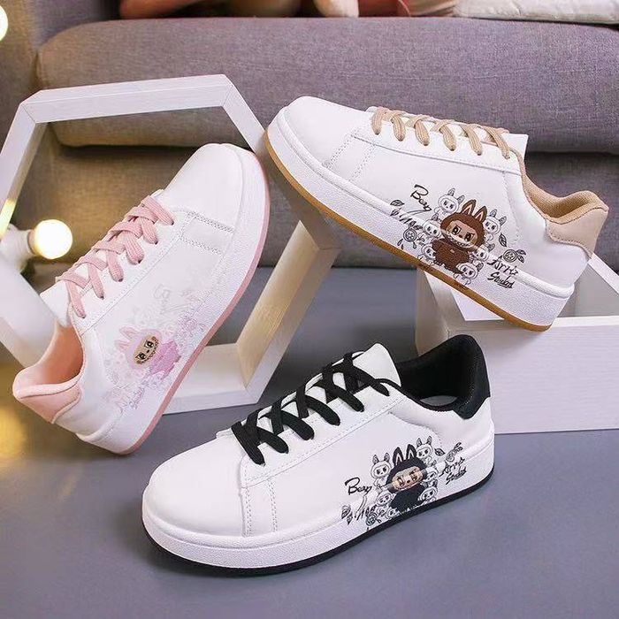 Женские новые кроссовки разные