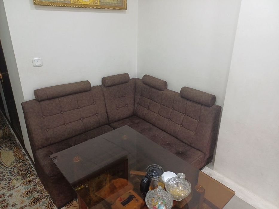 Диван уголок для дома, и стеклянный стол