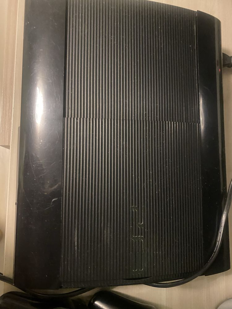Конзола PS 3 с много игри и два джойстика