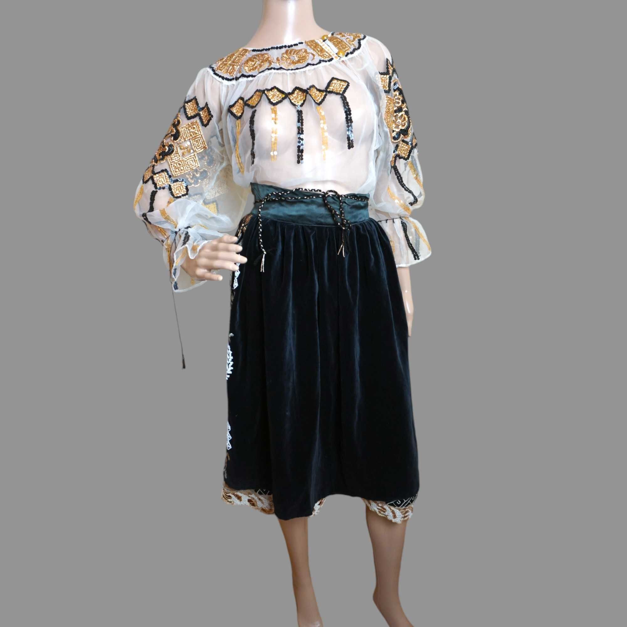 Costum popular vechi din Banat  cusut cu fir de lame auriu 36-38