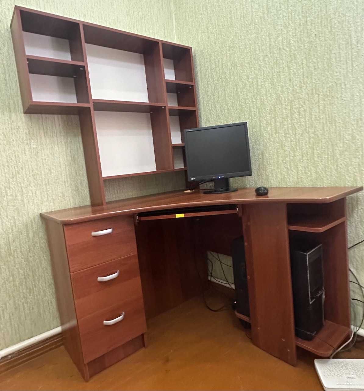 Компьютерный стол с полкой