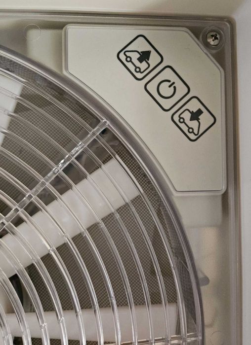 Trapa de acoperiș Omni-Vent cu ventilator de 12 volți 40x40 alb