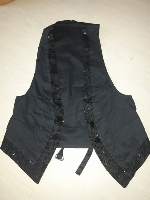Vestuta cu paiete model 4