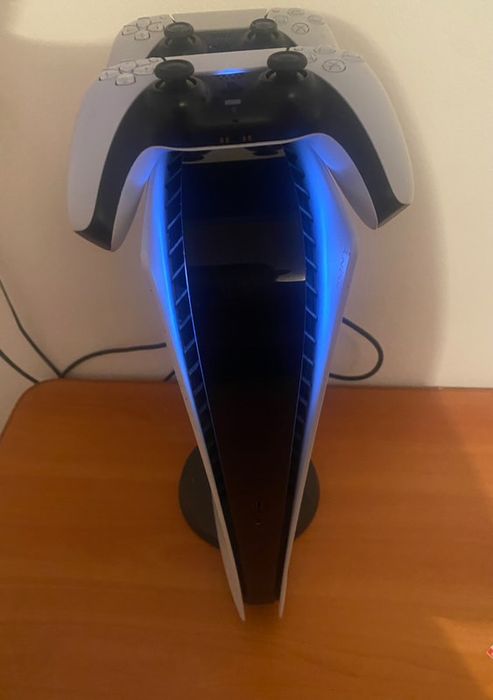 Vand PlayStation 5, 2 manete functionabile