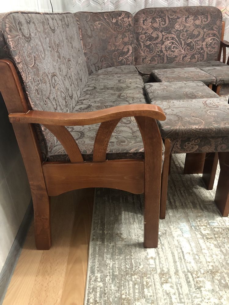 Угловой диван кухоный с 4я стульями