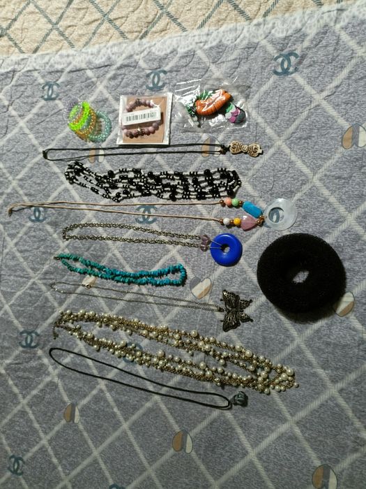 Бижутерия и две нарядные заколки