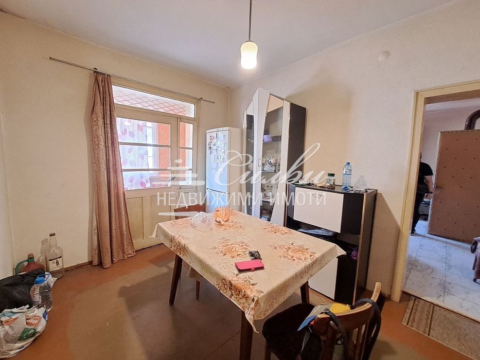 Етаж от двуетажна ТУХЛЕНА къща на плоча – кв. Военно училище.