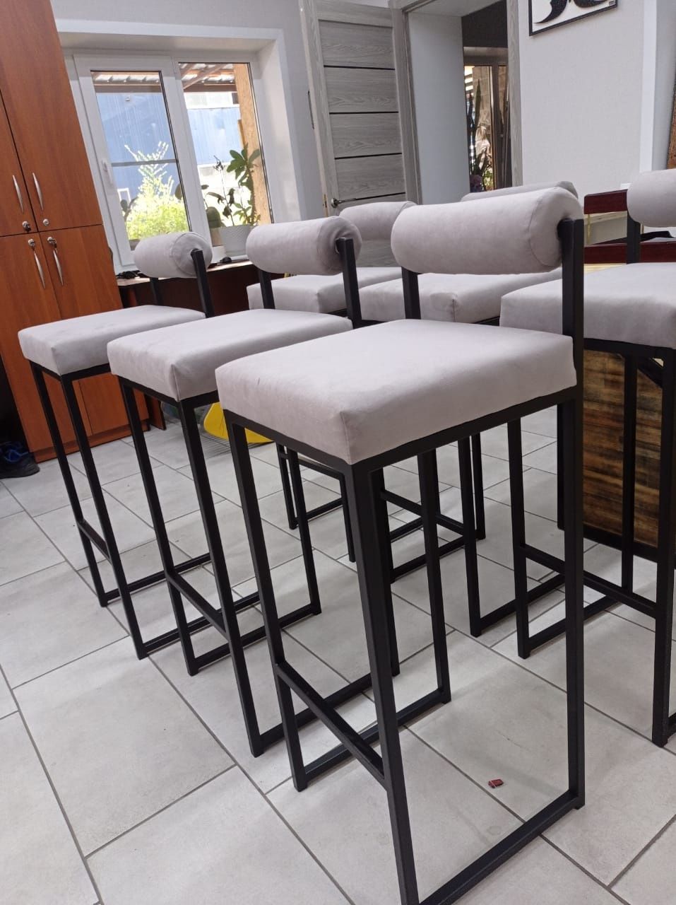 Столы стулья барные стойки  бары перегородки для кафе ресторанов и ба
