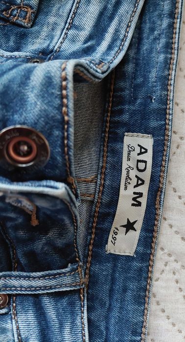 Продавам два чифта чисто нови дънки.