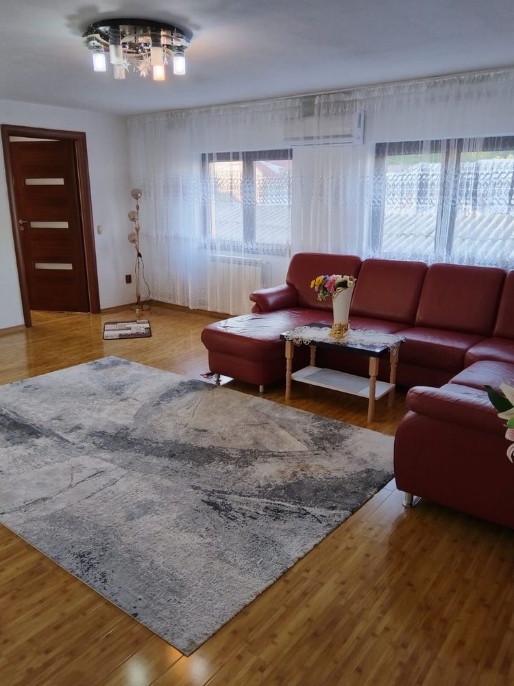 Casa de vanzare P+1 cu doua spatii comerciale