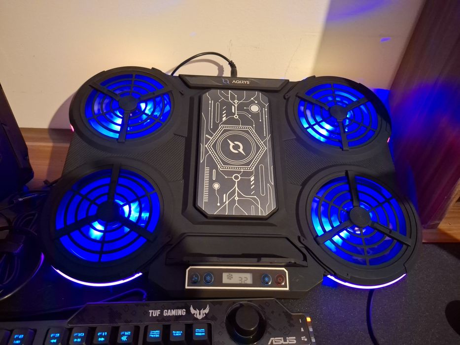 Vând laptop cu tot cu accesorii !