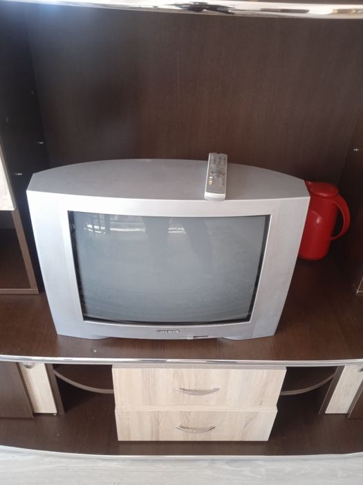 Vând televizoare și grilaje de metal pentru mașină